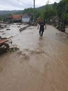 Prefectura Arad: O persoană decedată, cinci locuinţe distruse total şi 50 afectate, în urma viiturii / Drumul comunal dintre Buceava şi Şoimuş, distrus / Probleme cu alimentarea cu energie şi apă potabilă

