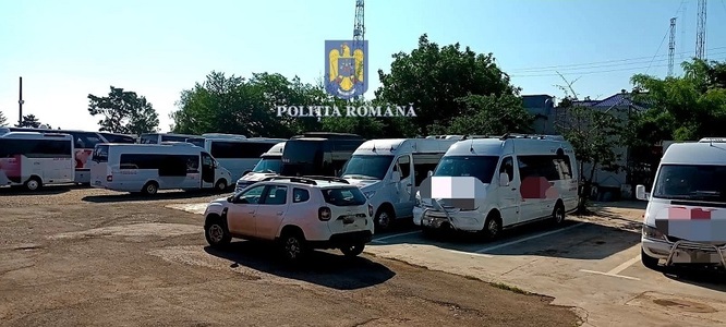Botoşani: Opt percheziţii la firme bănuite că ar fi întocmit în fals poliţe RCA la autovehicule care făceau transport de persoane

