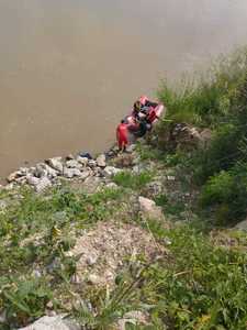 UPDATE - Satu Mare: Intervenţie pentru salvarea a doi tineri din apele râului Someş. Unul dintre ei a fost scos şi este în siguranţă - VIDEO

