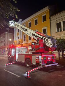 ISU: Pompierii. solicitaţi pe pietonala Nicolae Bălcescu din Sibiu unde s-a constatat o denivelare la pavaj în dreptul unei conducte de gaz
