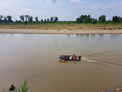 Scafandri şi pompieri caută, pentru a doua zi consecutiv, trupul tânărului care a căzut cu maşina în râul Someş - FOTO
