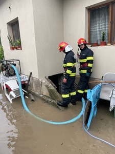 Prahova: Zece intervenţii ale pompierilor pentru evacuarea apei din subsoluri şi de pe drumuri inundate în urma ploilor. Judeţul s-a aflat sub cod roşu care viza averse torenţiale - FOTO
