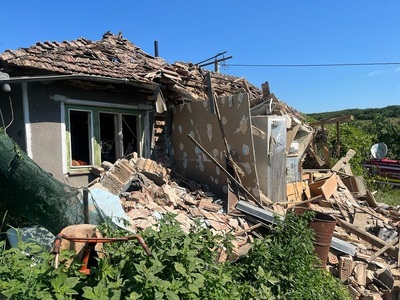 Cluj: Locuinţă distrusă de o explozie în localitatea Băiţa. Două persoane, evaluate medical la locul incidentului - FOTO

