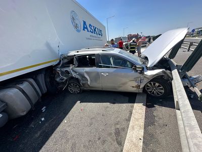 Accident pe autostrada A1, în judeţul Timiş, fiind implicate 11 persoane/ O femeie a fost rănită şi dusă la spital/ Traficul este restricţionat - FOTO