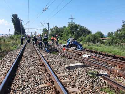 UPDATE - Bacău: Doi adulţi şi doi copii au murit după ce maşina în care se aflau a fost lovită de trenul IR 1754 Suceava - Bucureşti Nord/ Traficul feroviar, blocat în urma accidentului, a fost reluat
