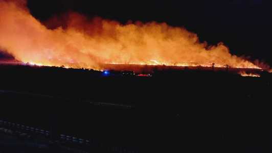 UPDATE - Constanţa: Incendiu de vegetaţie în apropiere de Penitenciarul Poarta Albă/ Flăcările, care au afectat 50 de hectare de teren şi trei clădiri dezafectate, stinse - FOTO, VIDEO