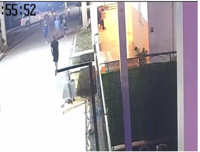 Un bărbat a dat foc gardului unui club din Costineşti/ Imaginile au fost surprinse de camerele de supraveghere/ Poliţiştii fac cercetări în acest caz - FOTO/VIDEO

