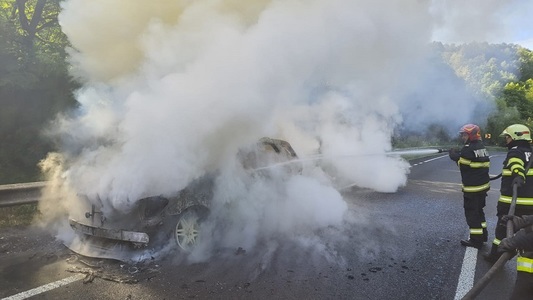 Caraş-Severin: O maşină a luat foc pe DN6/ Şoferul a încercat să stingă singur incendiul şi a suferit arsuri la mâini - FOTO
