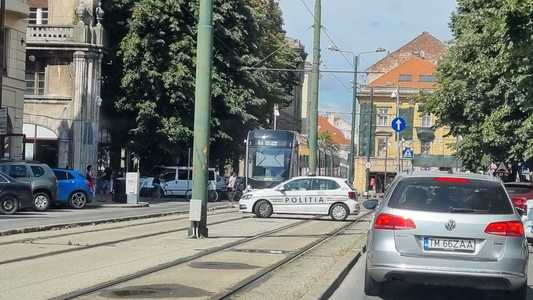 O femeie a fost rănită, după ce o bară de susţinere s-a desprins într-un tramvai nou, la Timişoara