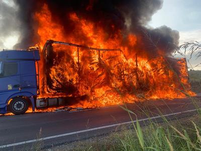 Mehedinţi: TIR în flăcări pe DN 56 A / Şoferul a murit