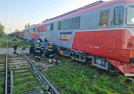 Suceava: Maşină lovită de tren la o trecere la nivel cu calea ferată / O femeie de aproximativ 60 de ani, care era prinsă sub locomotivă, a murit - FOTO

