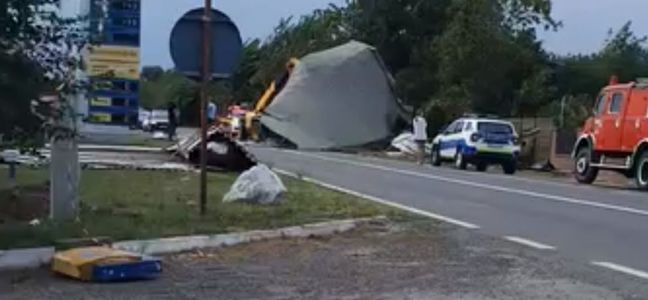 Timiş: Acoperişul unei benzinării, luat de vânt, a blocat traficul pe DN 6/ Mai mulţi copaci au căzut pe carosabil, după o vijelie puternică - FOTO, VIDEO