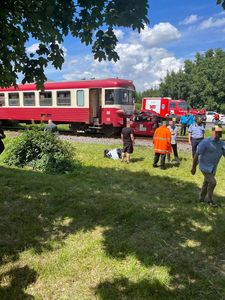 Accident feroviar la o trecere peste calea ferată din municipiul Braşov. Şase persoane, între care doi copii, primesc îngrijiri medicale