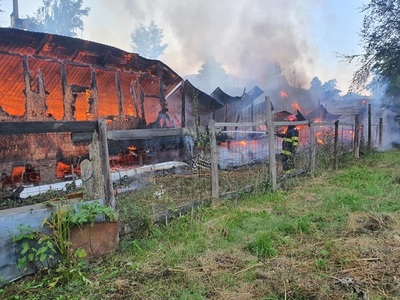 Bacău: Magazin distrus într-un incendiu provocat de un scurtcircuit - FOTO
