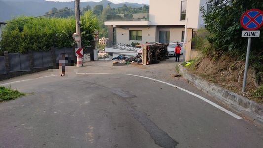 O maşină de gunoi s-a răsturnat în Braşov şi a lovit două maşini parcate / Şoferul autoutilitarei a fost rănit