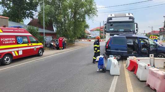 Giurgiu: Cinci persoane, între care trei copii, transportate la spital după ce un autoturism şi un TIR cu cereale s-au ciocnit