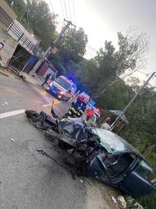 Buzău: Tinere rănite grav după ce maşina în care se aflau s-a izbit de un zid