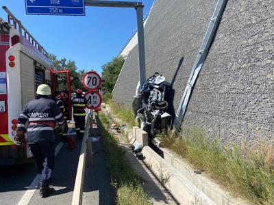 Hunedoara: Un şofer a pierdut controlul volanului şi a ajuns cu maşina pe zidul de susţinere al autostrăzii A1/ A intervenit descarcerarea - FOTO
