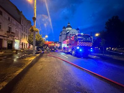 UPDATE - Incendiu la un restaurant din Târgu Mureş/ Pompierii au intervenit cu mai multe autospeciale/ Nu sunt victime - FOTO, VIDEO