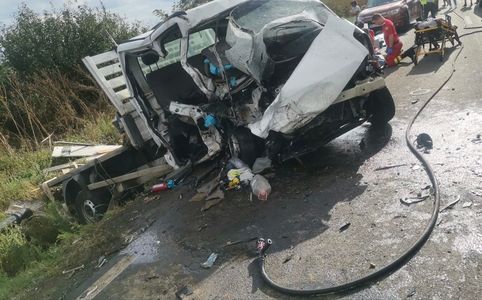 UPDATE - Arad: Trei morţi şi cinci răniţi într-un accident rutier în care au fost implicate o camionetă şi un autoturism - FOTO