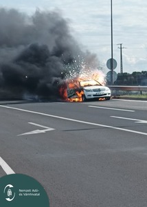 Familie de români a cărei maşină a luat foc pe autostrada M1 din Ungaria, eliberată din autovehicul de către agenţi fiscali - FOTO
