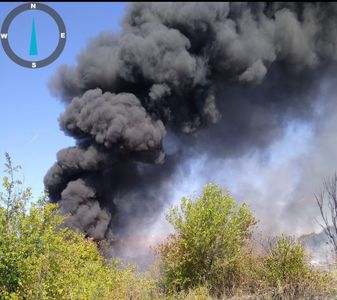 Incendiu cu degajări mari de fum în judeţul Dâmboviţa. Au ars 10 tone de anvelope depozitate pe un câmp. Populaţia, avertizată prin mesaj RO-ALERT
