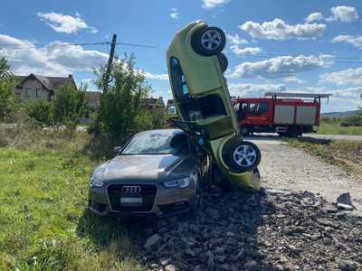 Accident spectaculos în Bistriţa-Năsăud - Un autoturism a derapat, rămânând proptit de o altă maşină parcată - FOTO