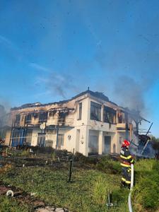 Tulcea: Un bărbat de 45 de ani este bănuit că a incendiat casa de vacanţă din Crişan/ Imobilul i-ar aparţine fostului ministru al Transporturilor Miron Mitrea