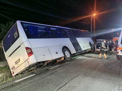 Autocar cu 30 de pasageri, implicat în accident rutier în judeţul Iaşi / Şoferul şi cinci pasageri primesc îngrijiri medicale


