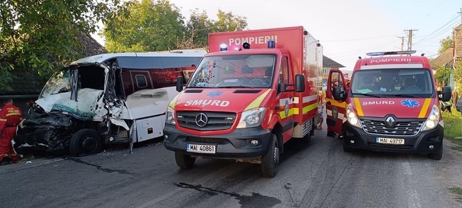  UPDATE - Mureş - Un mort şi 12 răniţi, trei în stare foarte gravă, în urma unui accident în care au fost implicate un microbuz de transport persoane şi un autocamion / Precizările Poliţiei - FOTO