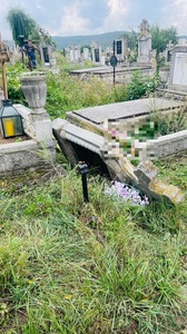 Femeie moartă, după ce a fost strivită sub o cruce într-un cimitir din Cluj Napoca - FOTO
