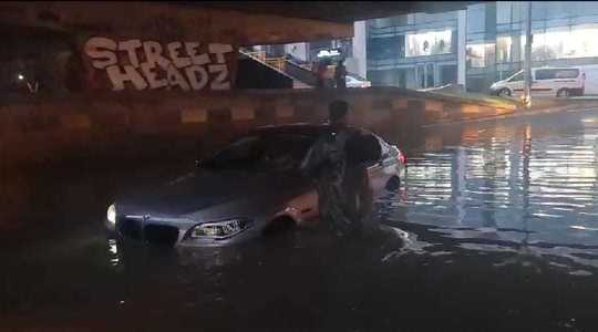 Intervenţii ale pompierilor din Cluj în urma furtunii – Apa a intrat, între altele, în subsolul unui liceu / Pasaj inundat /  Străzi pe care canalizarea nu a mai făcut faţă - FOTO
