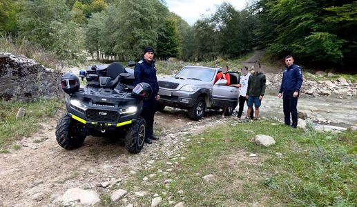 Buzău: Trei tineri din Bucureşti, ajutaţi de jandarmi după ce au rămas blocaţi cu maşina în albia unui râu - FOTO