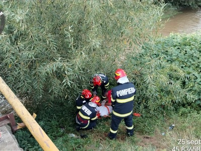 Hunedoara: Un bărbat care a căzut de pe un pod, de la o înălţime de 5 metri, a fost salvat de pompieri