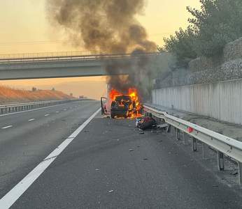 Hunedoara: O maşină a luat foc pe autostrada A1, între Deva şi Sibiu - FOTO / VIDEO
