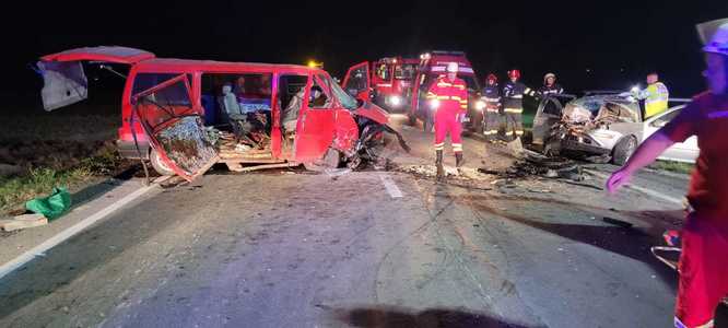 UPDATE - Şapte persoane rănite, după ce un autoturism şi un microbuz au fost implicate într-un accident pe DN 13, în Braşov/ Traficul este blocat - FOTO