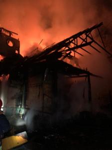 UPDATE - Harghita: Incendiu la o pensiune din Borsec, cu pericol de extindere la pădure/ În clădirea se aflau trei persoane, care au reuşit să iasă/ O persoană a fost asistată medical/  - FOTO