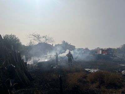 Tulcea: Două maşini şi o remorcă au fost distruse în urma unui incendiu / Flăcările se puteau extinde la trei locuinţe din apropiere - FOTO