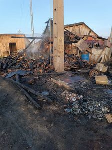 Harghita: Intervenţie de peste şapte ore a pompierilor pentru stingerea unui incendiu care a cuprins şapte garaje, în Siculeni - FOTO
