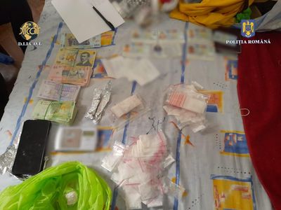 Bucureşti: 17 persoane cercetate în dosarul de trafic cu o substanţă psihoactivă nouă