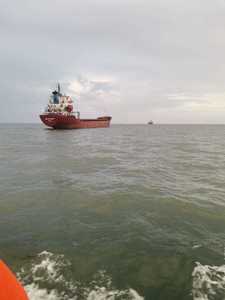 O ambarcaţiune ARSVOM a intervenit pentru preluarea unui marinar cu probleme medicale, aflat la bordul unei nave în rada Sulina - VIDEO