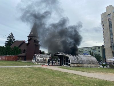 UPDATE - Incendiu în centrul municipiului Braşov, în apropierea bisericii din lemn / Mesaj RO-Alert / Trafic restricţionat în zonă 