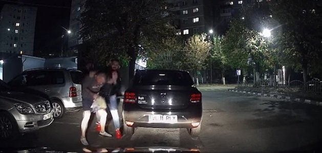 Vâlcea: Anchetă a Poliţiei, după ce un bărbat bătut în stradă de trei persoane, sub privirile fiicei lui, a folosit un pistol neletal împotriva agresorilor - VIDEO