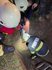 Satu Mare: O tânără a rămas blocată într-un tub de canal cu diametrul de 50 de centimetri, în localitatea Vetiş. Femeia a fost scoasă după două ore de către pompieri şi dusă la spital - FOTO
