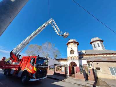 Crucea unei biserici din Constanţa s-a rupt şi stă să cadă / Deocamdată nu s-a stabilit dacă a fost ruptă de furtună / Pompierii intervin cu mai multe autospeciale - FOTO