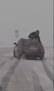 Ministerul de Interne, publicând imagini devenite virale pe reţelele de socializare cu un tânăr urcat pe portbagajul unei maşini care derapează pe zăpadă: Apreciem întotdeauna inventivitatea, dar aşa ceva niciodată / Şoferul va fi amendat - VIDEO

