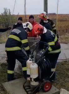 Prahova: Mobilizare a pompierilor pentru salvarea unui bărbat căzut într-un puţ adânc de peste 20 de metri. Victima a fost scoasă decedată - VIDEO
