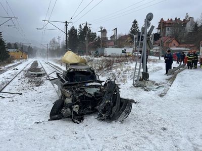UPDATE - Maşină zdrobită de tren, la o trecere la nivel cu calea ferată din staţiunea Buşteni  / Maşina a fost lovită de două trenuri  / Unul dintre trenuri, avariat / Traficul feroviar între Buşteni şi Sinaia este întrerupt - FOTO
