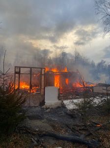 Cluj: Casă de vacanţă, distrusă într-un incendiu pornit de la o afumătoare - FOTO
