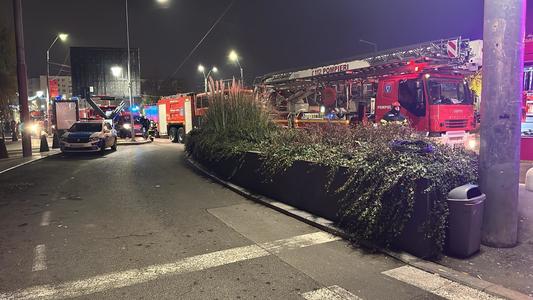 UPDATE - Incendiu la un centru comercial din Sectorul 4 / Au fost evacuate persoanele din cinema / Focul a fost stins

